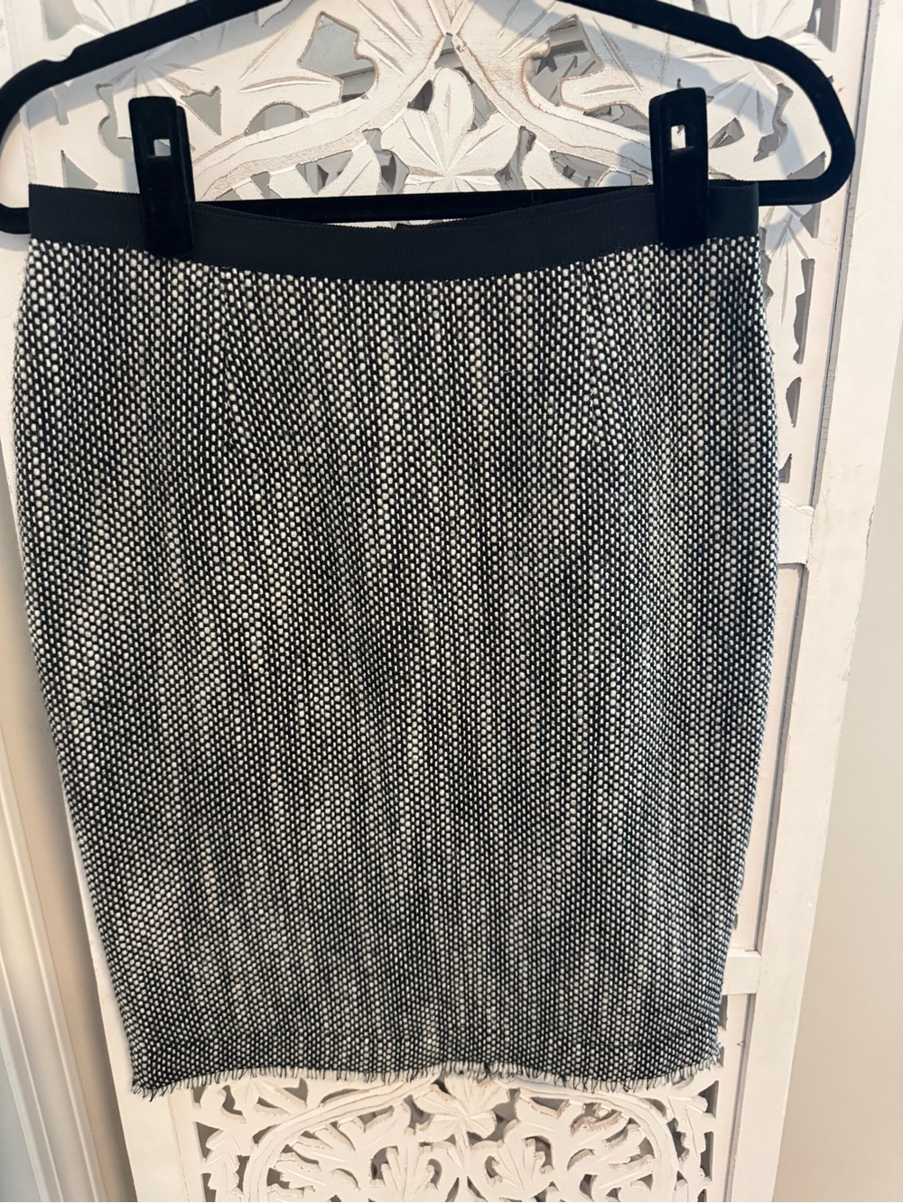 EUC The Limited Black and White Knit Pencil Skirt